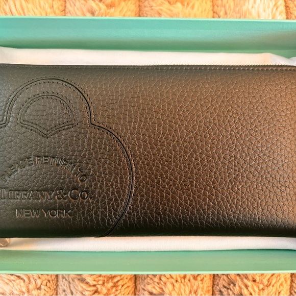 Brand New Return to Tiffany, Tiffany & Co. Zip Wallet - Picture 2 of 7